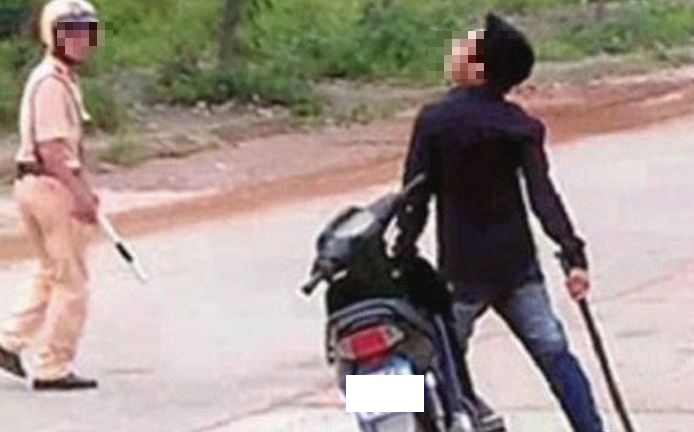 Xin bỏ qua vi phạm cho con không được, bố cầm dao chém cảnh sát bị thương