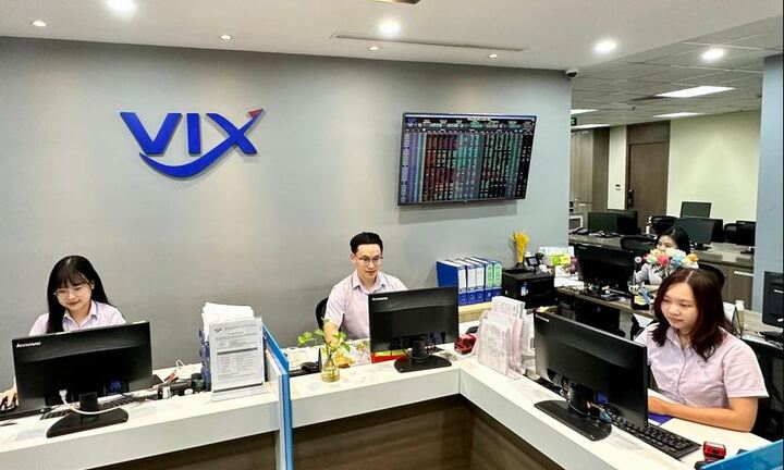 Lợi nhuận giảm sâu, Chứng khoán VIX thay loạt lãnh đạo cấp cao