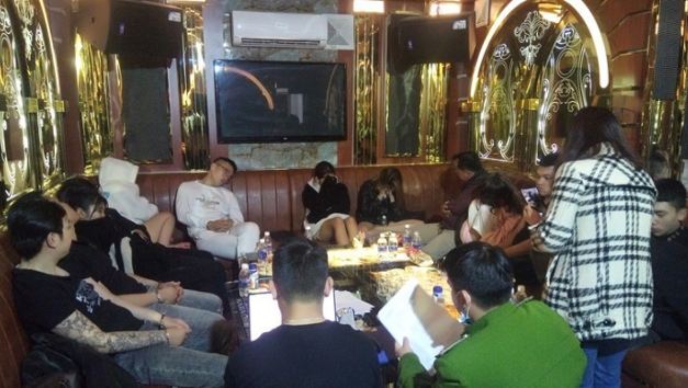 Lâm Đồng: Nhóm thanh niên mở tiệc ma túy trong quán karaoke bị tạm đình chỉ