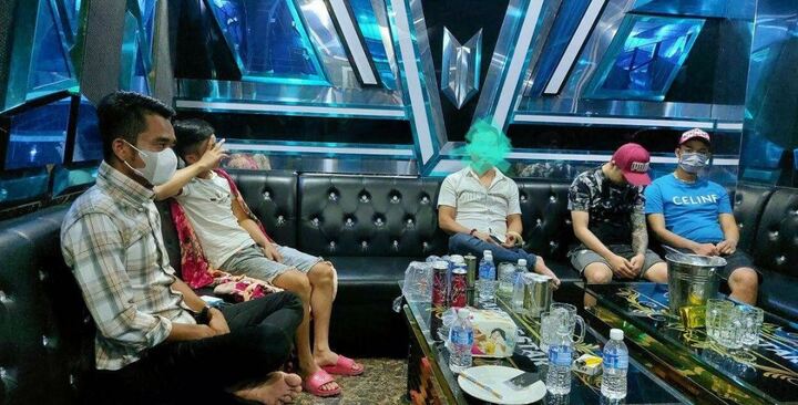 Long An: Phát hiện 26 “dân chơi” phê pha ma túy trong phòng karaoke