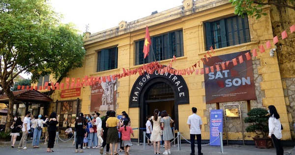 Nhà tù Hỏa Lò hút 2.000 khách mỗi ngày