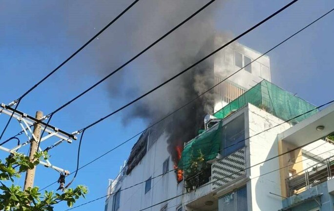 TP.HCM: Cháy lớn trong căn nhà 4 tầng, nhiều người tháo chạy