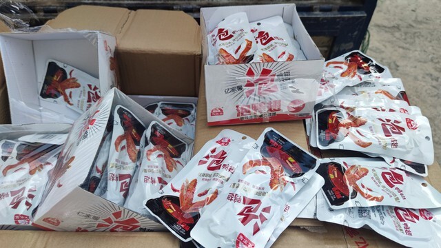 Lào Cai: Ngăn chặn 15.000 gói cánh vịt ăn liền không rõ nguồn gốc rao bán qua mạng