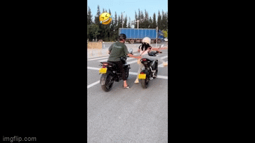 Video: Đi xe phân khối lớn, cô nàng “nấm lùn” chới với chống chân khi dừng đèn đỏ