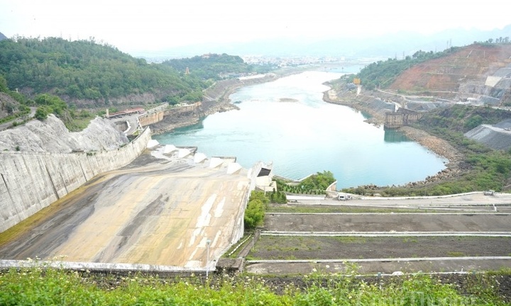 Nếu phát tối đa liên tục, thủy điện Hòa Bình chỉ vận hành được 13 ngày 