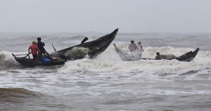 Áp thấp nhiệt đới đang vào Biển Đông gây sóng lớn, mưa dông