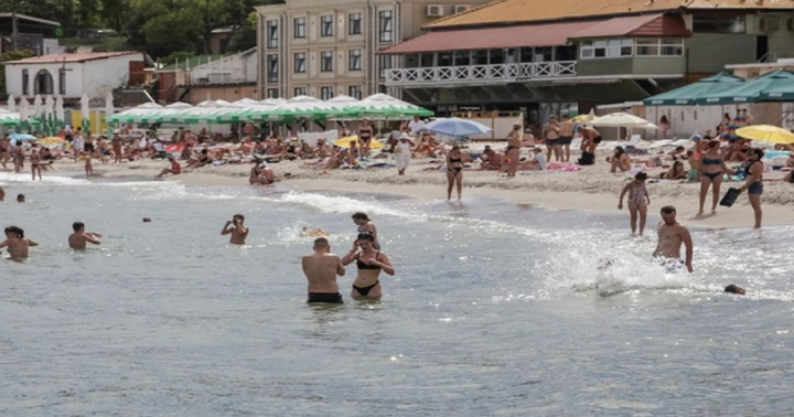Ukraine: Người dân Odesa được tắm biển trở lại kể từ khi bắt đầu chiến sự Nga-Ukraine