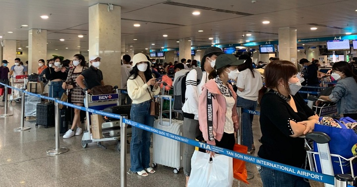 Đi lại dịp lễ 2/9: Nhu cầu khách thấp, giá vé máy bay vẫn neo cao