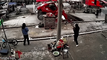 Video: Giật mình khoảnh khắc hố tử thần nuốt chửng xe tải đang đi trên đường
