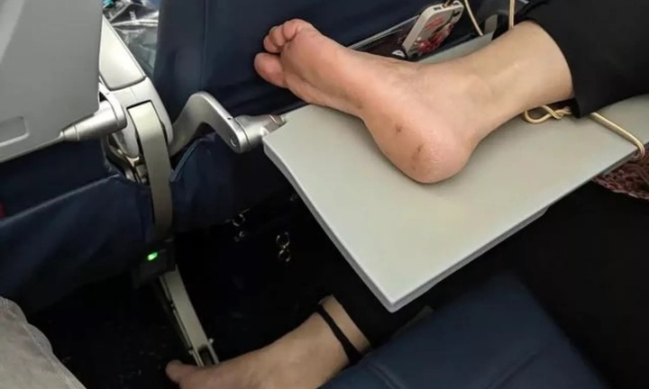 Người đàn ông choáng váng vì hành động gây sốc của hành khách ngồi cạnh trên máy bay