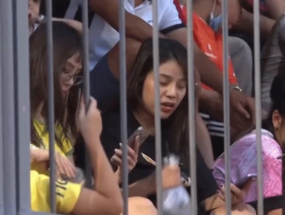 Khánh Linh ra sân cổ vũ chồng sau ồn ào trên mạng xã hội