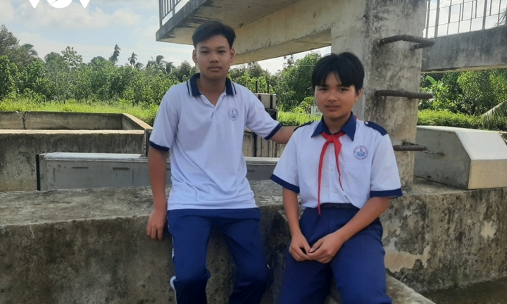 Tặng bằng khen cho 2 học sinh dũng cảm cứu bạn đuối nước tại Tiền Giang