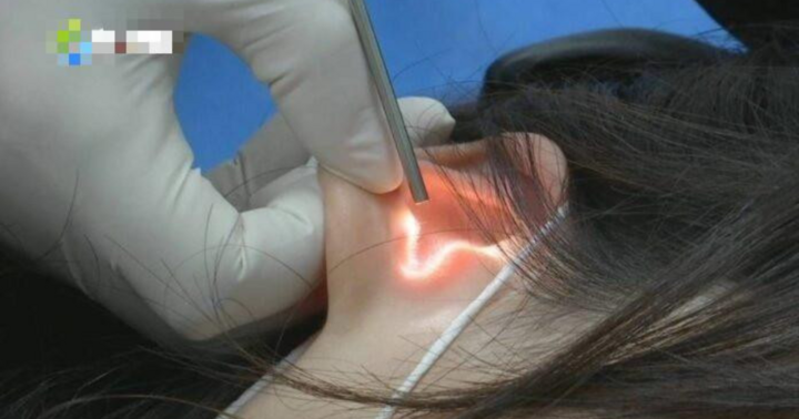 Bị điếc tai sau nụ hôn say đắm