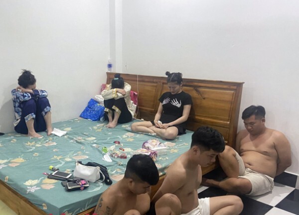 Đột kích Bungalow ở Phú Quốc lúc nủa đêm, phát hiện 10 nam nữ bay lắc