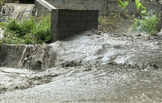 Bất ngờ vỡ cống tràn hồ thải, hàng chục hộ dân bị thiệt hại nặng nề 