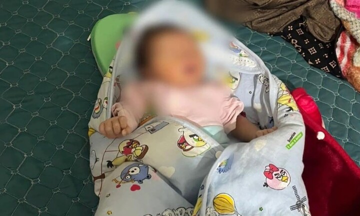 Nhẫn tâm bỏ bé gái sơ sinh trước của nhà dân kèm mẩu giấy