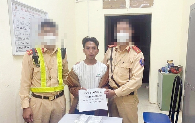 Bắt thanh niên người nước ngoài giấu 4 bánh heroin trong cốp xe máy