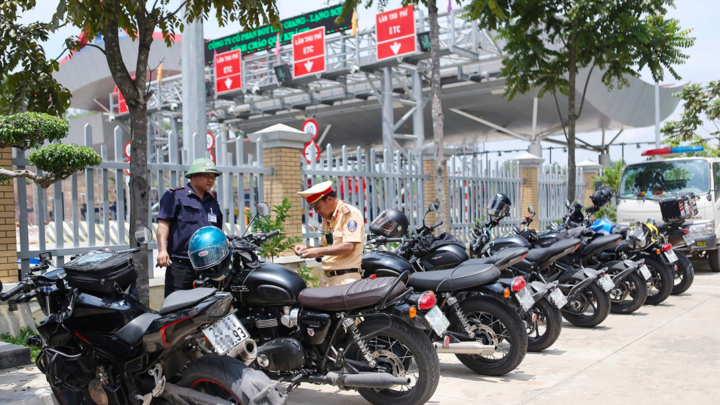 Yêu cầu 24 chủ xe phân khối lớn đi vào cao tốc đến cơ quan công an làm việc