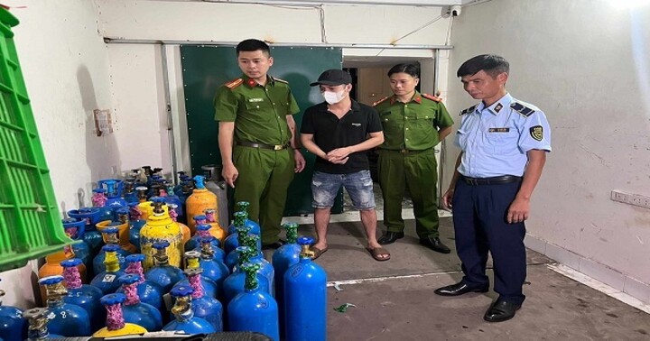 Phát hiện kho hàng kinh doanh trái phép tập kết 70 bình khí cười ở Hà Nội