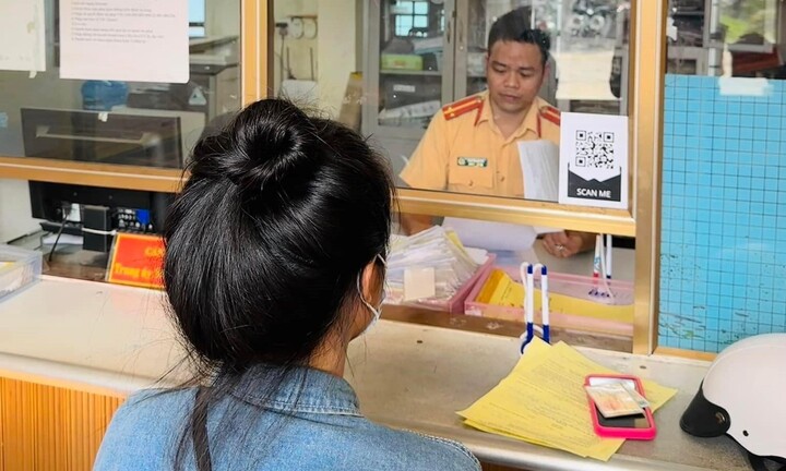 Xử lý cô gái bốc đầu xe, “làm xiếc” trên đường