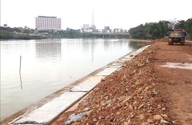Chơi trên bờ kè ven sông, bé gái rơi xuống sông mất tích