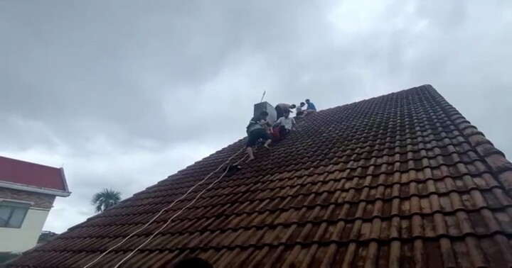 Quảng Ngãi: Nam sinh lớp 6 bị điện giật tử vong trên mái tôn 