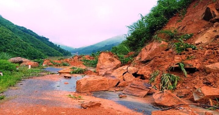 Mưa lớn, sạt lở gây ách tắc xã vùng sâu ở Lào Cai