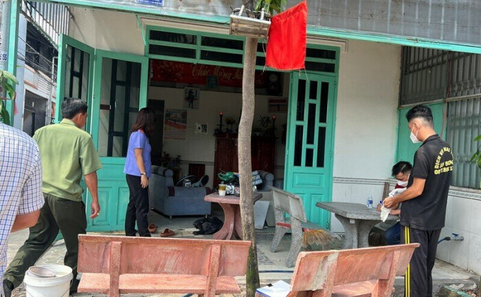 Hàng xóm tá hỏa khi phát hiện người đàn ông tử vong trên ghế