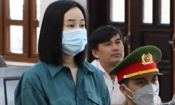 'Hotgirl' Tina Dương xuất hiện tại phiên tòa với ngoại hình khác lạ