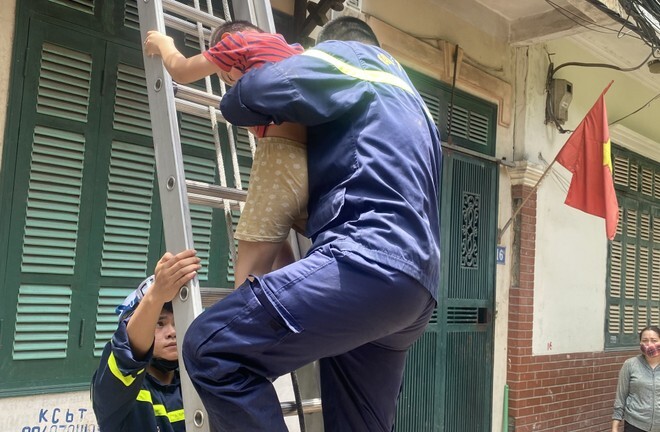 Hà Nội: Kịp thời cứu cháu bé mắc kẹt tại tầng 2 trong tình trạng hoảng loạn