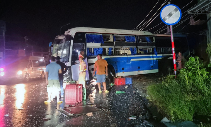 Xe khách tông gãy trụ điện, hơn 650 hộ dân mất điện trong đêm
