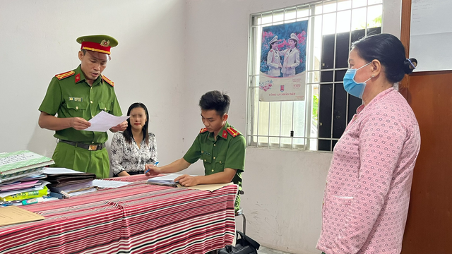 Bắt giữ người phụ nữ dùng cuốc đánh vào mặt hàng xóm vì cho rằng bị 