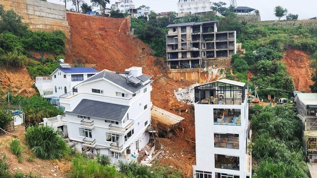 Hiện trường vụ sạt lở kinh hoàng ở Đà Lạt khiến 2 người bị vùi lấp và nhiều người bị thương