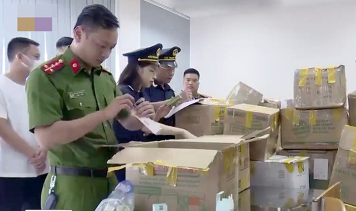 Lật tẩy chiêu trò tráo hàng hóa tại sân bay Nội Bài của giám đốc công ty chuyển phát nhanh 