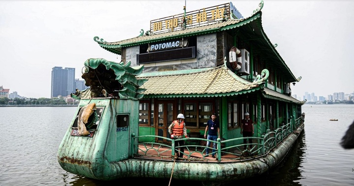 Hình ảnh du thuyền cuối cùng được tháo dỡ ra khỏi hồ Tây