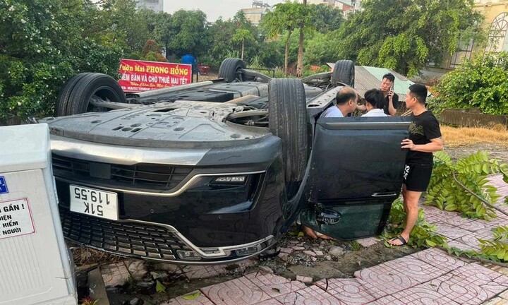 Tài xế nhấn mạnh chân ga lao xe lên vỉa hè, ô tô chở 3 người lật nhào