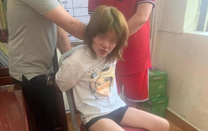 Cô gái có biểu hiện tinh thần bất ổn xông vào trụ sở công an gây rối