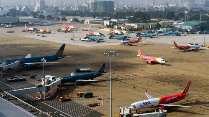 Nhiều chuyến bay phải thay đổi lịch trình do ảnh hưởng của bão số 1