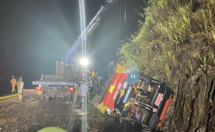 Vụ lật xe khách ở Huế: Tài xế có dấu hiệu buồn ngủ, không làm chủ tốc độ