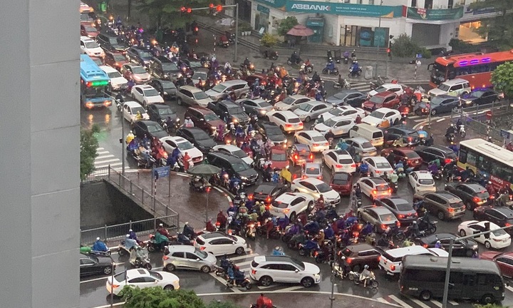 Đường phố Hà Nội tắc nghẽn, người dân chật vật di chuyển trong mưa
