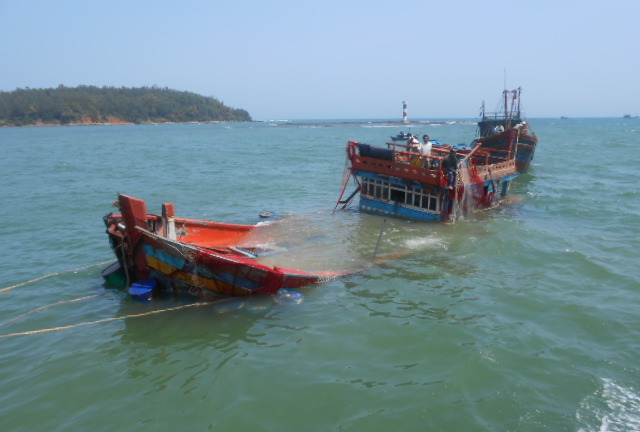 Tìm kiếm 3 ngư dân mất tích trên vùng biển Cát Bà