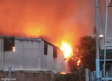 Cháy lớn, cột khói đen bao trùm xưởng sản xuất hàng ngàn mét vuông ở Bình Dương