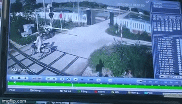 Nữ nhân viên đường sắt dũng cảm lao ra cứu người dân khi tàu hỏa đến