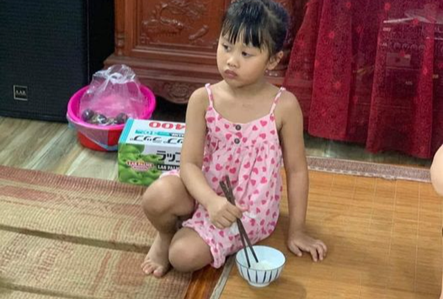 Thông tin vụ bé gái khoảng 5 tuổi bị bỏ rơi ở Hà Nội