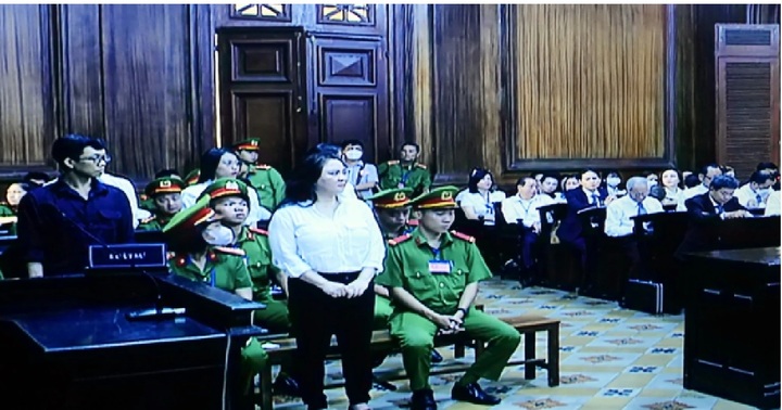 Diễn biến phiên tòa, bị cáo Nguyễn Phương Hằng và các đồng phạm trình bày lý lịch