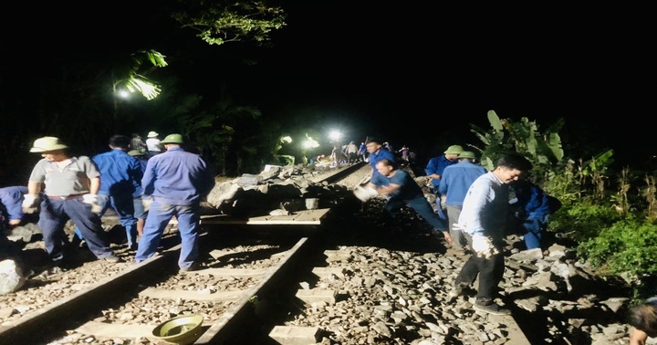 Thông tuyến đường sắt Hà Nội - Lào Cai sau sự cố sạt lở taluy âm