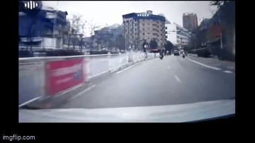 Video: Hy hữu bố chạy xe máy điện, con rơi xuống đường mà không hề hay biết