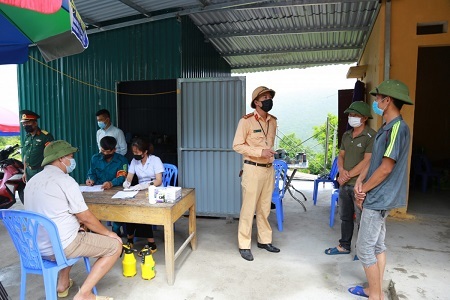 Hạ Long: Xử phạt 2 người băng rừng trốn chốt kiểm soát chống dịch COVID-19 