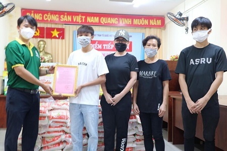 Tin tức giải trí mới nhất ngày 14/7: Hậu ồn ào, Phi Nhung bất ngờ lộ ảnh đi làm từ thiện cùng Hồ Văn Cường