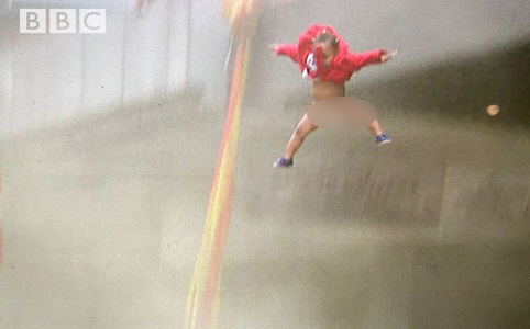 Tòa cao tầng bốc cháy dữ dội, người mẹ 